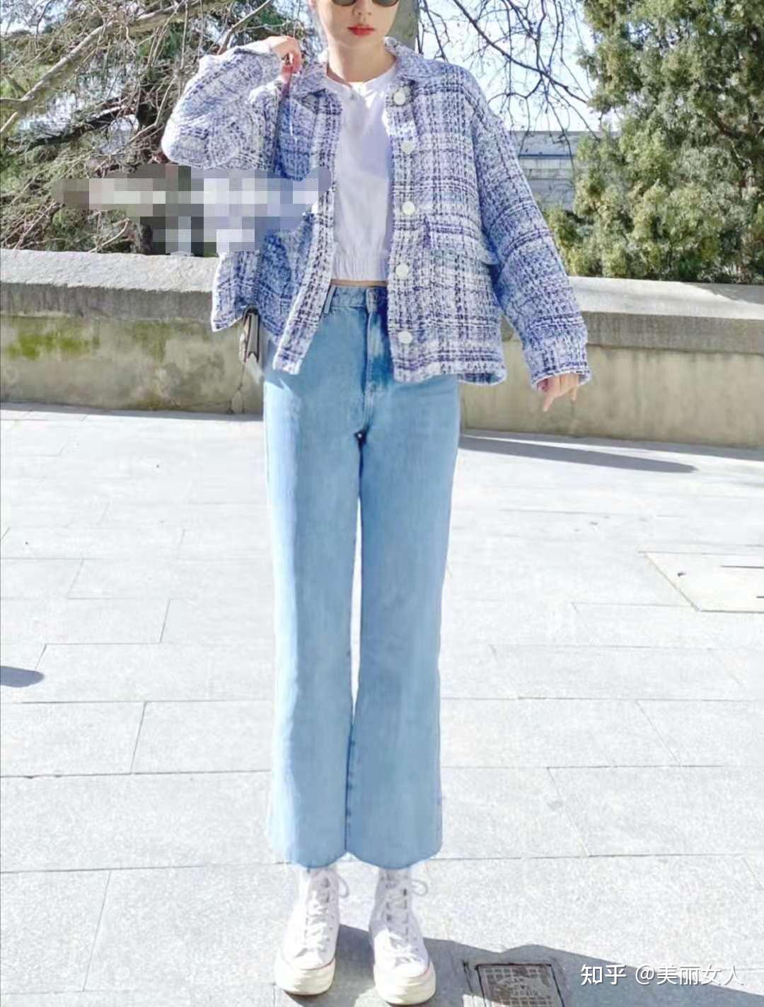 紧身上衣搭配蓝色高腰牛仔裤会显得身材很好,裤子是九分微喇的版型