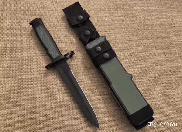 该刀采用高碳钢制作,刃口坚硬锋利,是一款实用刺刀.