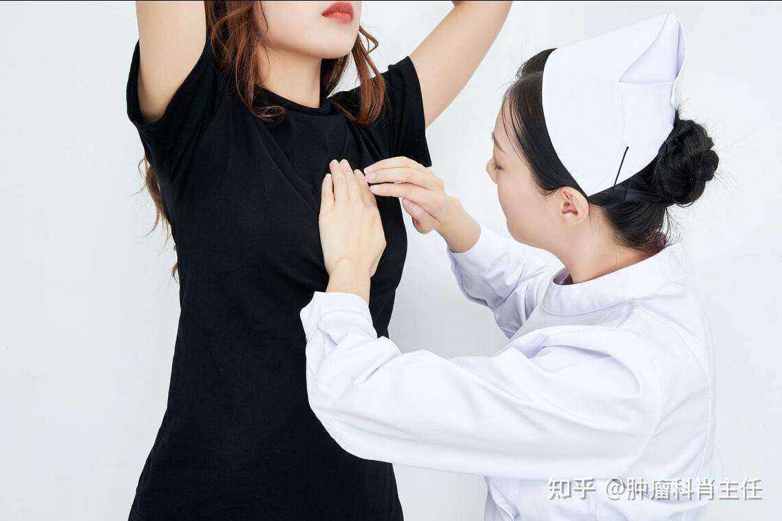 若乳腺里面出现了癌细胞,乳房可能会出现以下4种"标志"