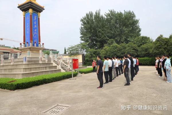 2021年6月29日下午,院党委组织党员干部前往兖州区烈士陵园开展红色