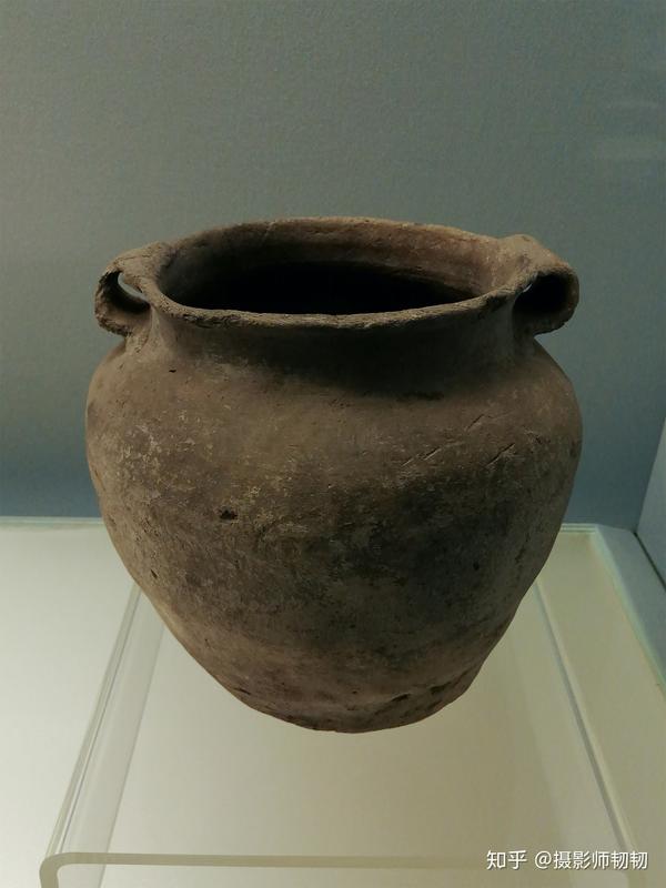 河姆渡文化夹炭黑陶双耳罐(公元前4800年左右)