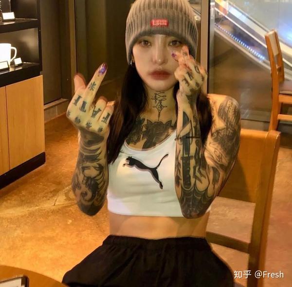 身材酷的韩国纹身师nini多少人想躺在她的针头下