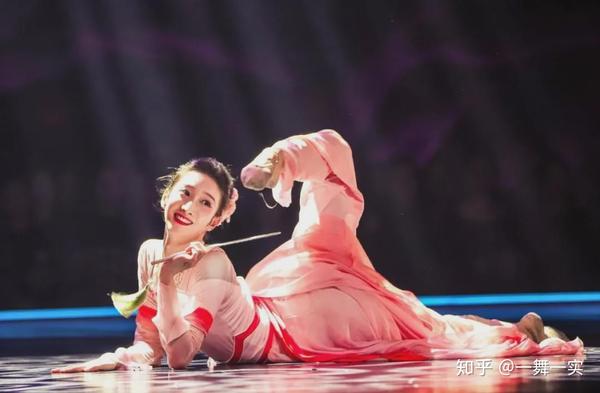 舞蹈风暴上"泼辣小娘子",让张艺兴直呼:我就喜欢这样的!