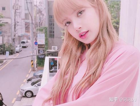 人间芭比的lisa网友直呼全能女神神仙颜值