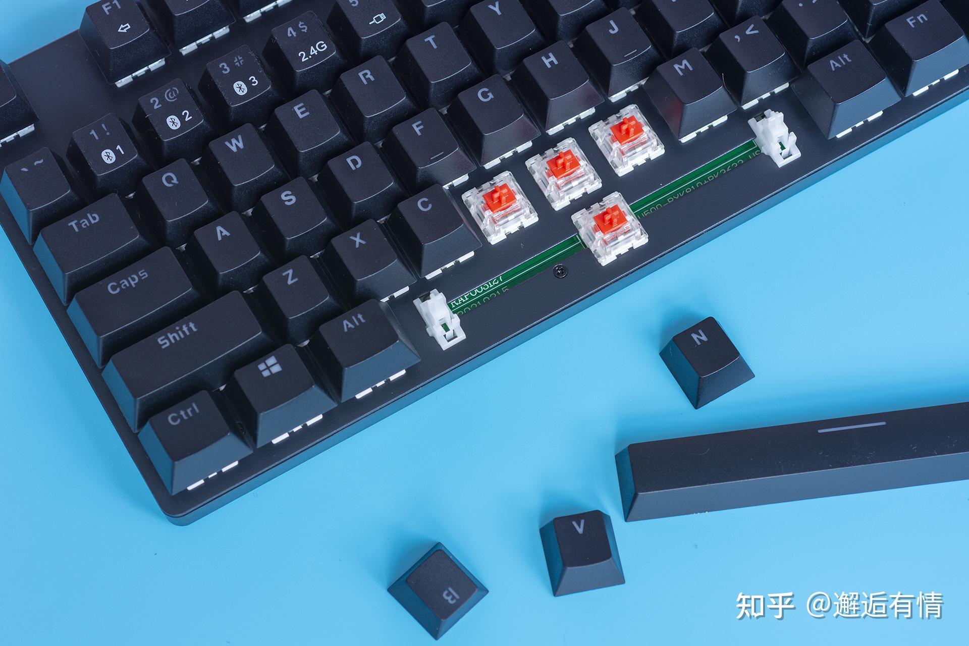 在键盘的顶端为开关按键,和c口充电口,充电接口也没有设计额外的凹槽