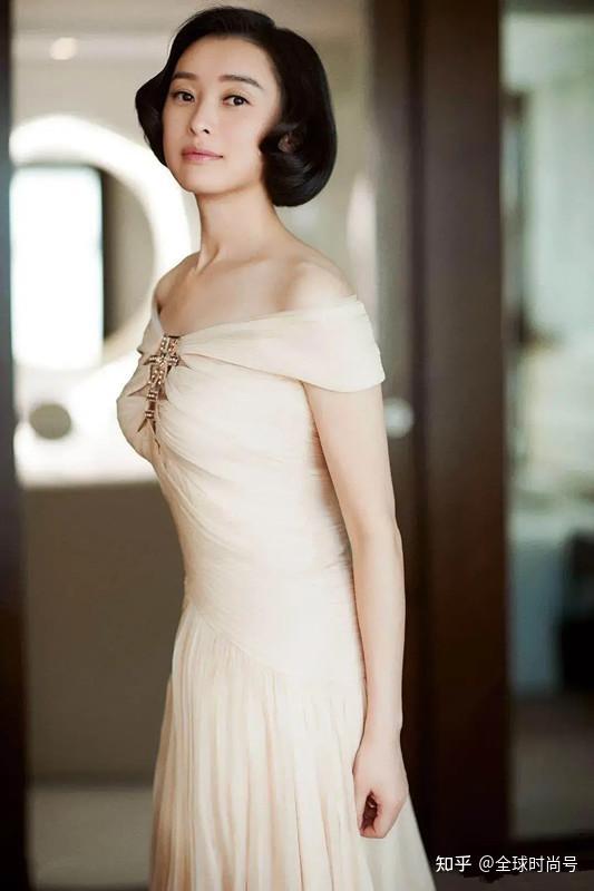 吴越拍写真穿丝绒的礼服裙秀身材直角肩抢镜45岁仍单身