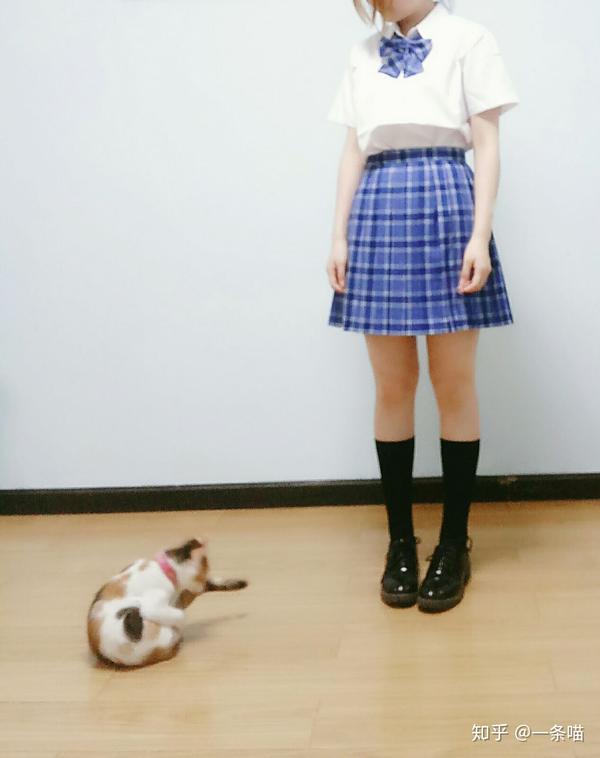 jk制服短裙抬手会露肚子么?