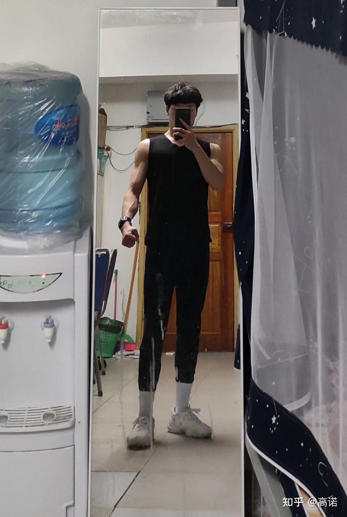 从干瘦柔弱的身材徒手健身锻炼6年变成如今胸肌腹肌线条超明显倒三角