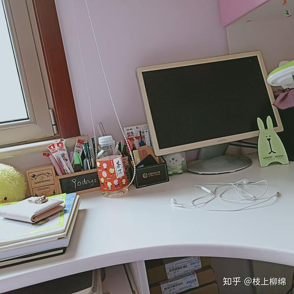 请问女生的书桌桌面怎样布置才能既整洁清爽又充满女生气息呢