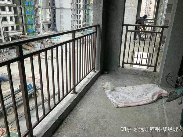 锌钢组装阳台栏杆安装费用预算25元/米:标准锌钢阳台护栏由面管,立柱