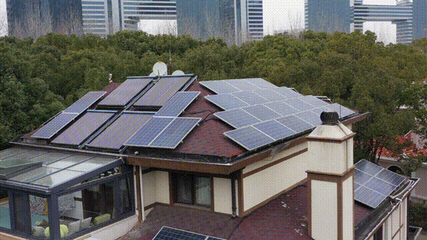 在别墅的屋顶还装有17000瓦左右的太阳能光伏板