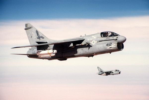 越战中,作为唯一可对地面部队实施近距离支援的喷气式攻击机,a-7成为
