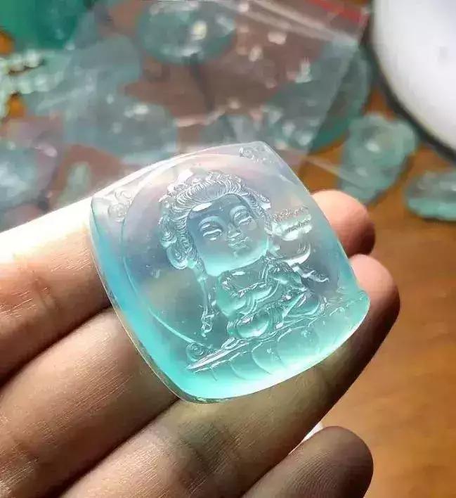 市场出现"新品"蓝水翡翠, 几可以假乱真, 翠友被骗几十万!
