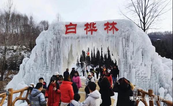 来康乐,看白桦林梦幻的冰雕,玩冰雪娱乐项目.