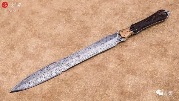 5厘米左右,剑刃由瑞典名家安德斯·尼尔森锻造不锈钢大马士革制成