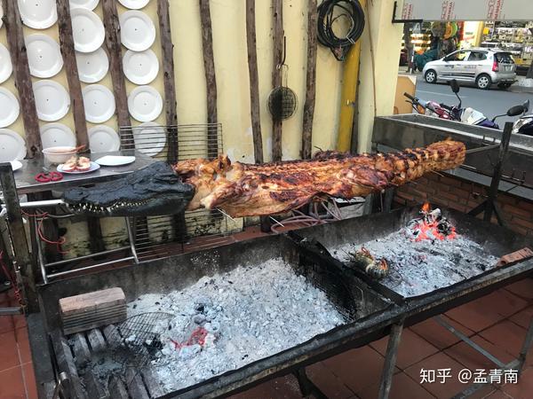 除了鳄鱼肉之外,这家店还有鸵鸟肉,鸵鸟肉的口感像鸡肉,但比鸡肉略酸