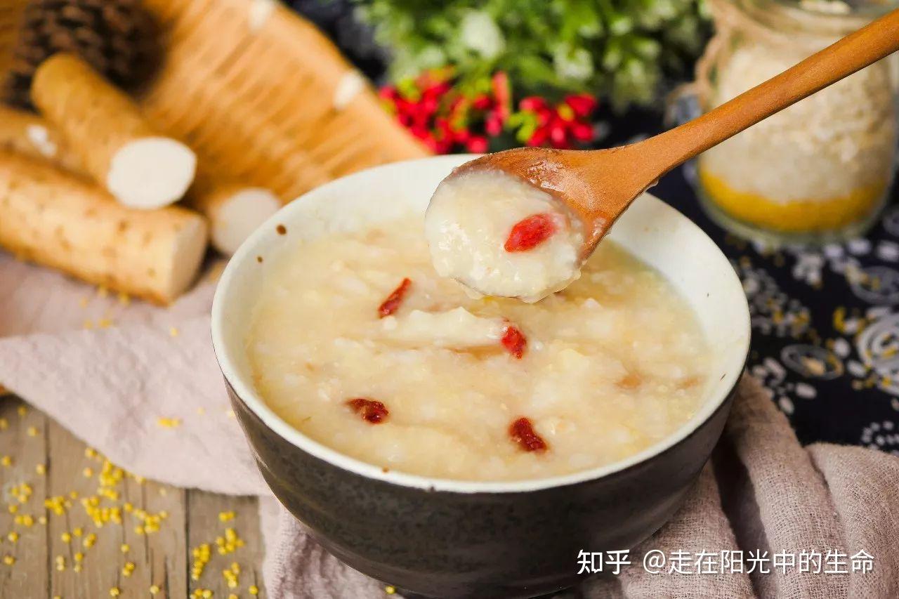 准备食材:怀山药200g,糯米50g,赤小豆20g,百合20g,芡实10g,枸杞10g