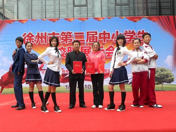 【名校影响】伊顿助王杰中学获徐州最佳校服等五项殊荣(图)_江苏