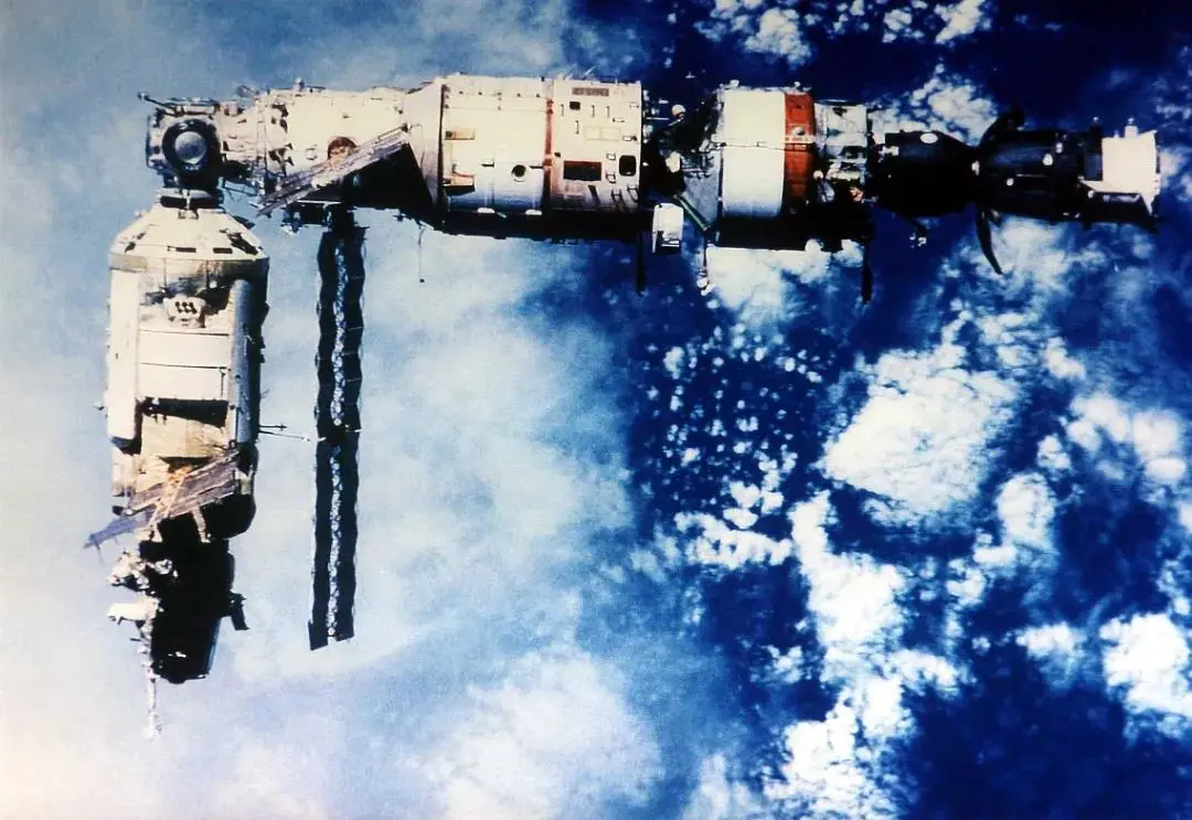 技术航天和平号空间站丨星空探索的先驱逐梦太空的传奇