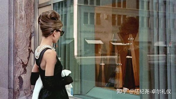 1961年的电影《蒂凡尼的早餐》,奥黛丽·赫本身穿小黑裙, 风姿绰约地