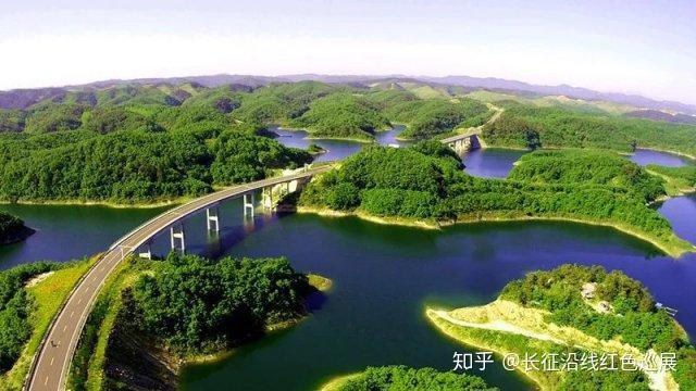 位于郧西县城以北三公里,这里长眠着陈(赓)谢(富治)兵团4纵12旅的黄君