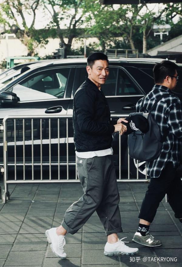 刘德华 华仔也露脚脖子 这个怎么看-手动滑稽