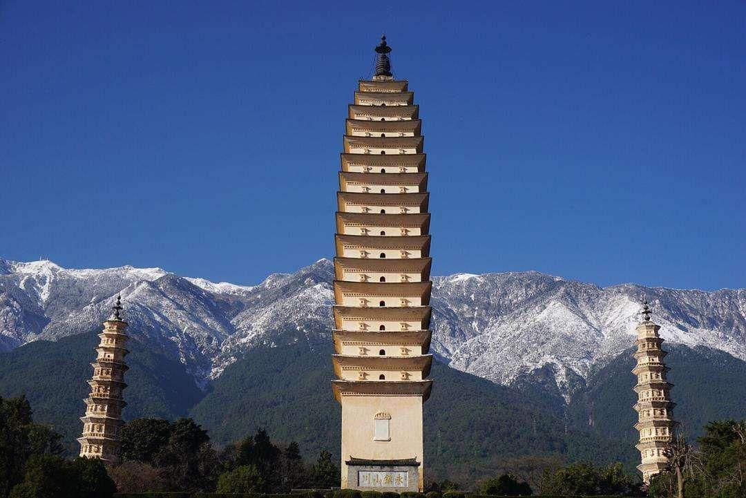 崇圣寺三塔位于云南省大理市大理镇,是我国南方最壮丽的塔群,也是苍洱