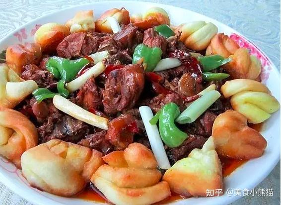 新疆特色菜土鸡焖花卷,一大盘的鸡肉鲜嫩香味浓郁,回味无穷!