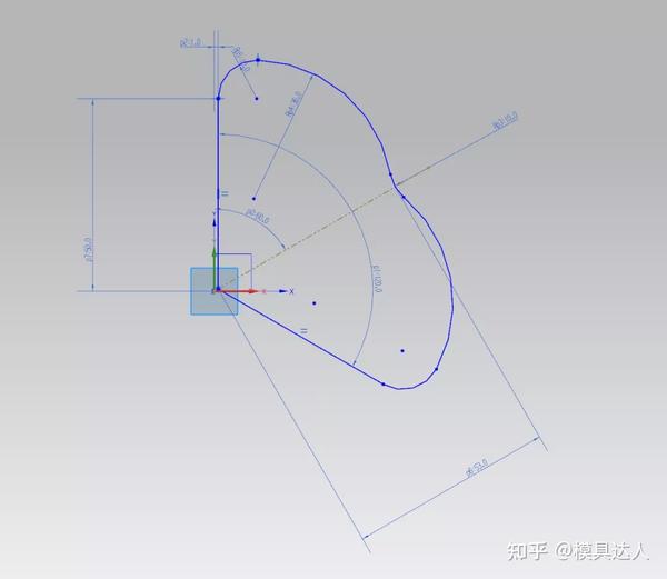 首先绘制一个爱心状草图