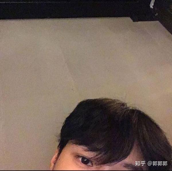 男生自拍或他拍时 什么姿势好看?