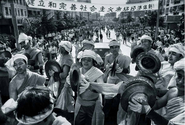 1994年10月 正在庆祝新中国成立45周年的上海市宝山区月浦镇居民