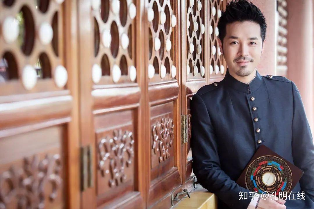 凭借家世传承及27年的专业知识累积,陈定帮深受国内外玄学界及媒体