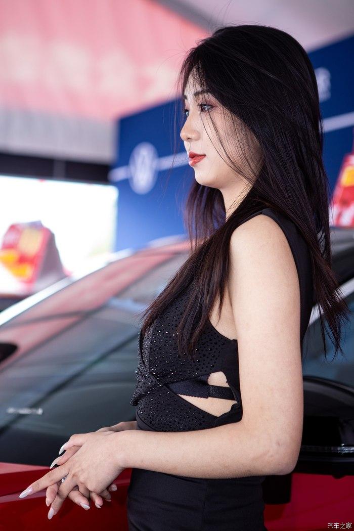 你好2021春节发一波福利逛车展拍漂亮的长腿车模妹子