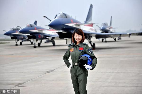 她是 中国第一位歼10战斗机女飞行员,也是前空军八一飞行表演队队长.