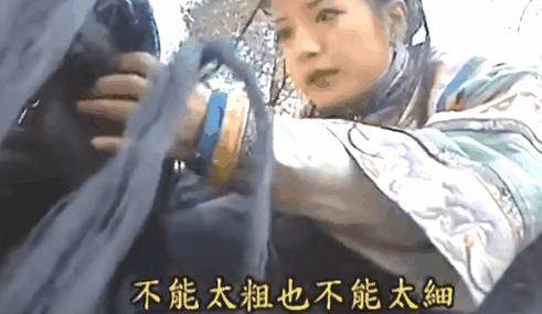 《还珠格格》里,小燕子拔马尾给紫薇当琴弦,到底对不对?
