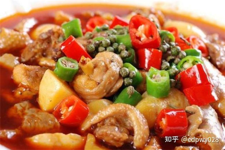 肥肠鸡类似于干锅,又有火锅的元素,在新派流行川菜