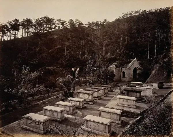 殖民地政府设立的袄教坟场,比邻香港坟场而建.