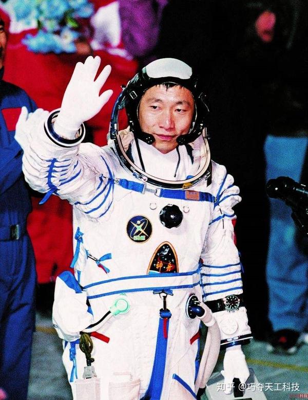 2020年spacex龙飞船上的宇航服