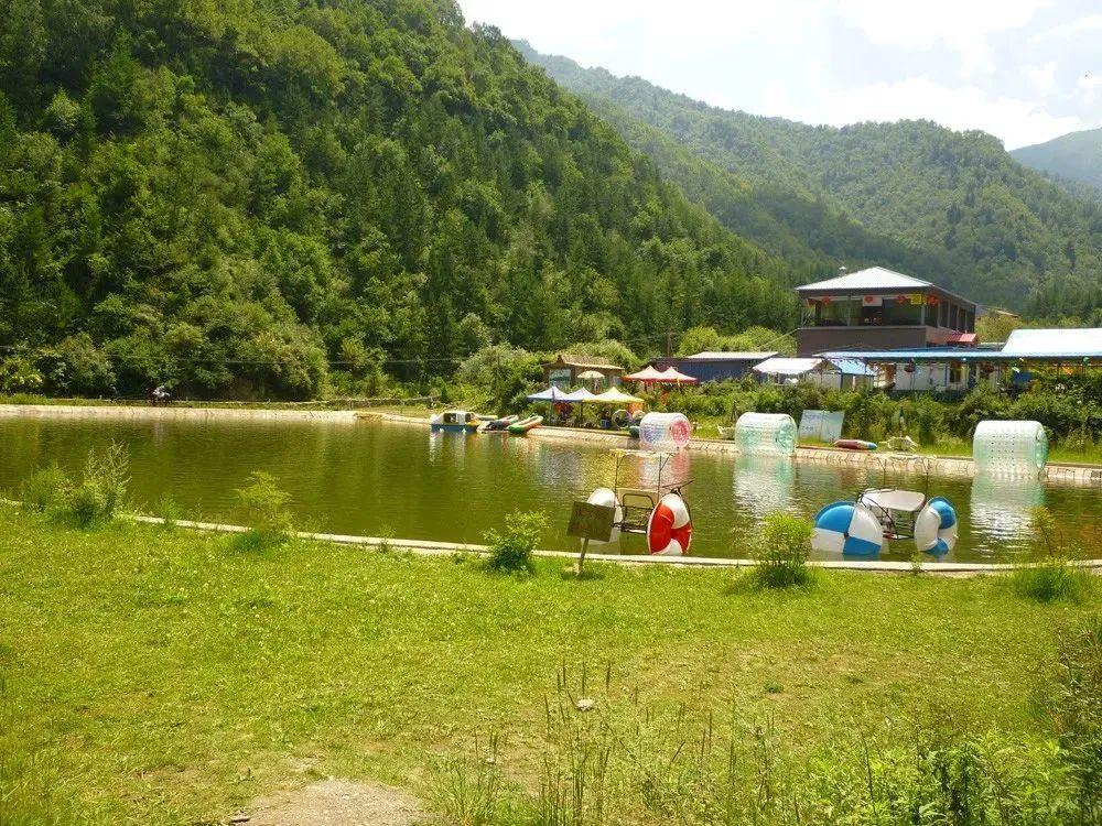 官滩沟号称兰州东郊的森林公园,山上瀑布飞流直下,山下泉水蜿蜒于石隙