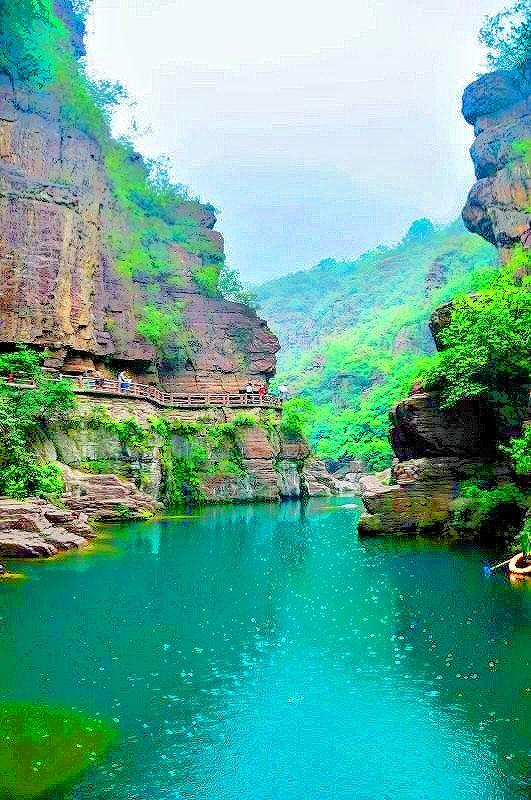 红石峡位于河南省焦作市修武县云台山景区内,峡谷内夏日凉爽宜人,隆冬