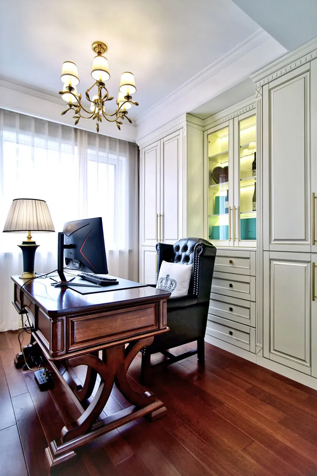 美式风格」书房纯美式风格书桌与白色家具呼应,衬托男主人办公
