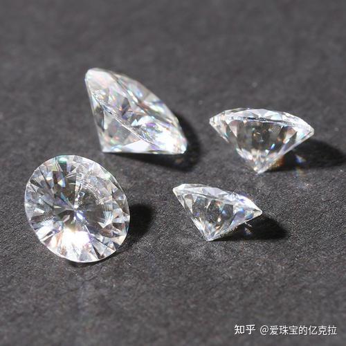莫桑钻的硬度仅次于钻石,火彩也比钻石更闪耀.