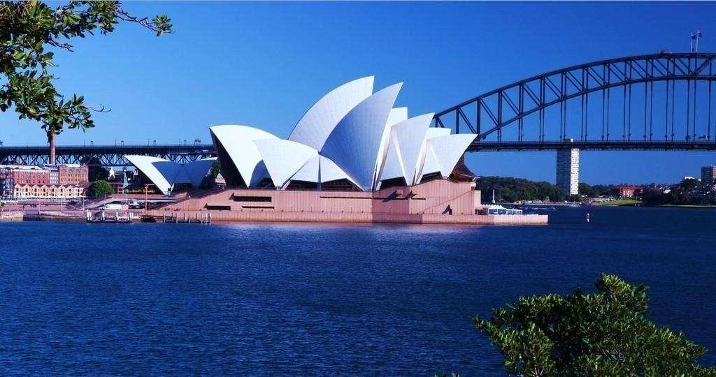 标志性建筑,比如悉尼歌剧院,堪培拉的议会大厦都很容易联想到澳大利亚