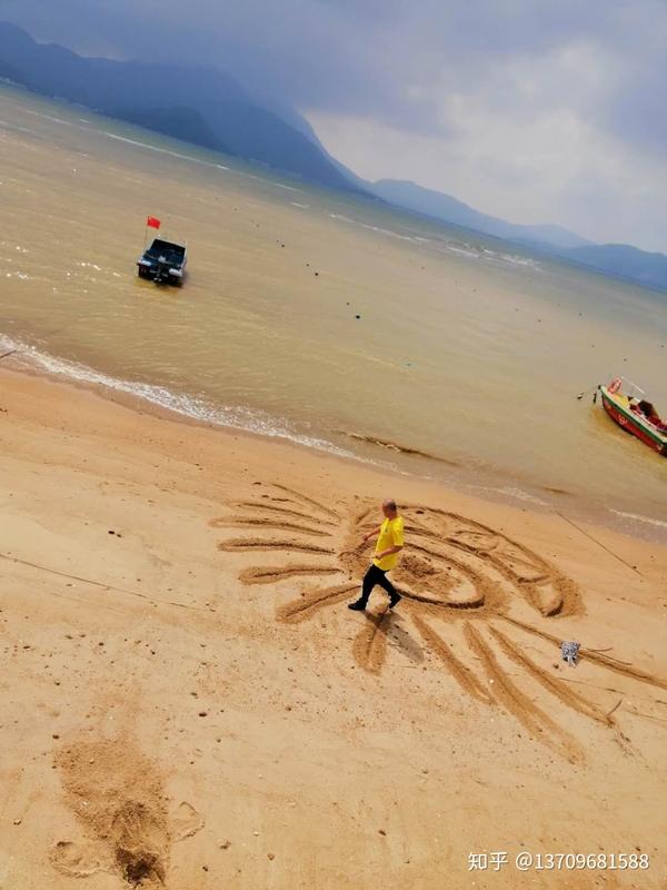 巨型沙滩字《海》.
