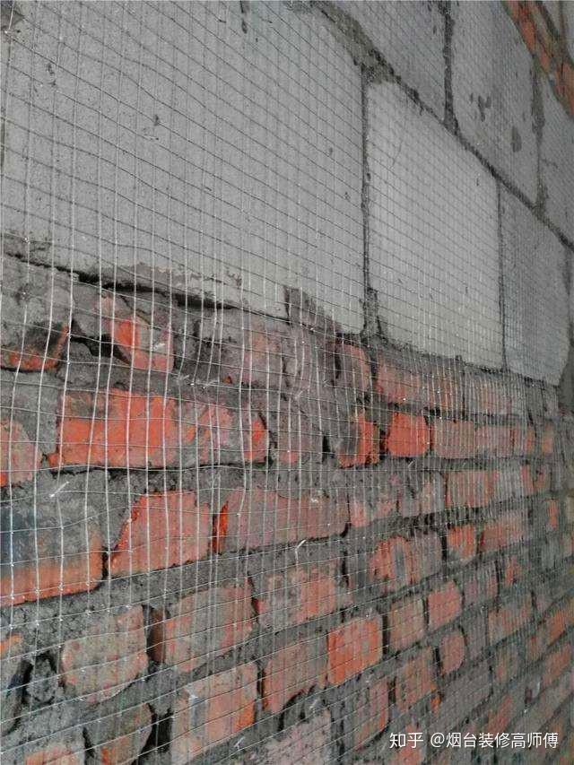 在新建墙体上挂钢丝网后再用水泥抹平,比直接抹水泥更能避免开裂②