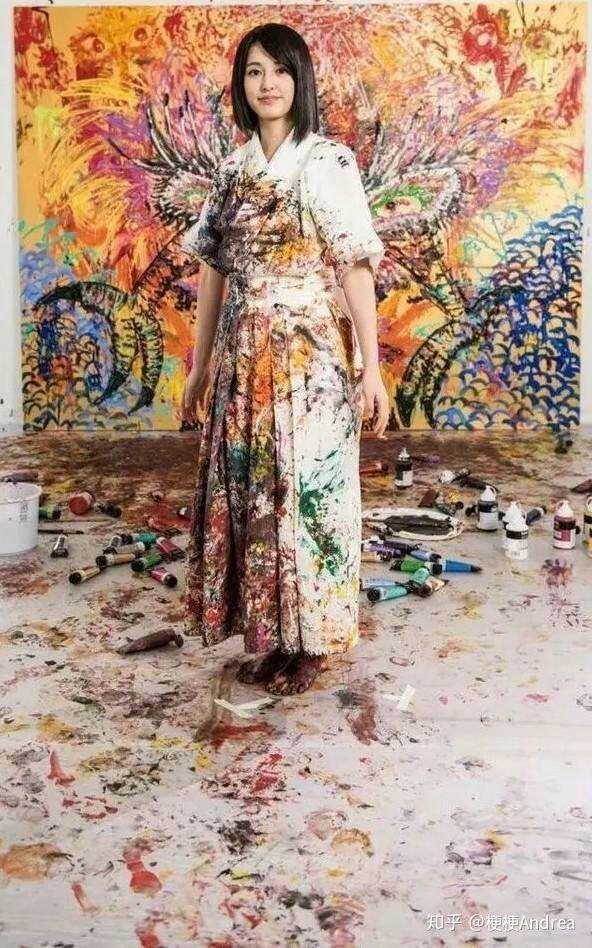 小松美羽与我而言亦是如此,她贴合着人类的主题"自然"肆意地"潇洒"她