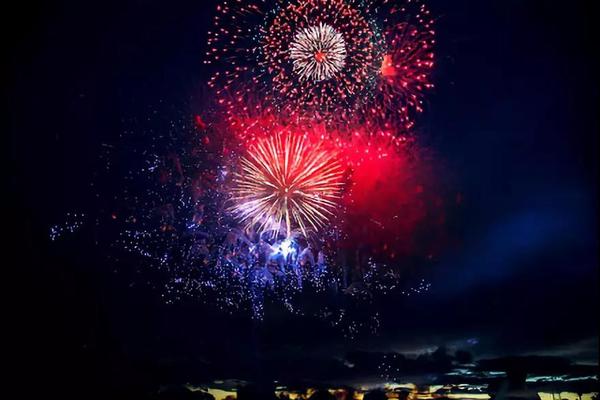 日本的烟火大会,好像是日本夏天必不可少的一部分,就跟春天要去看樱花