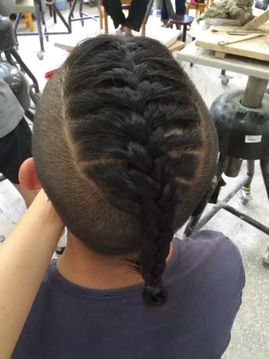 为什么很多男艺术家喜欢扎小辫子?
