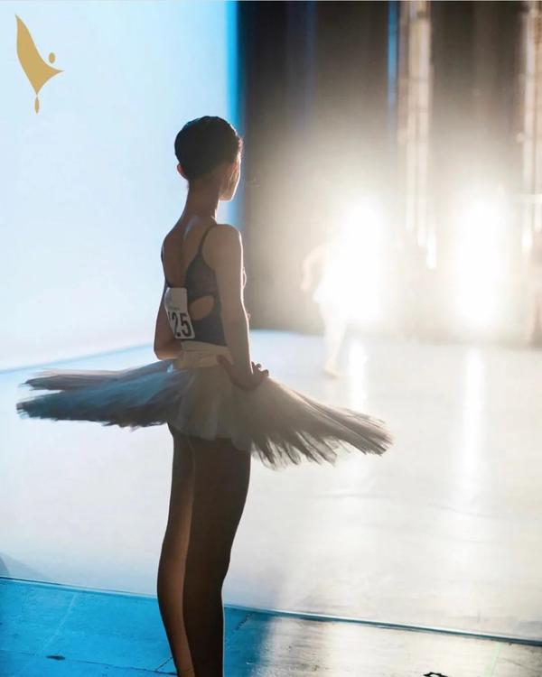 jihyun choi的背影 2019洛桑国际芭蕾舞比赛参赛选手