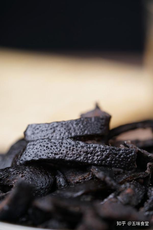 黑陈皮属于广式蜜饯里较出名的一款,红柑皮是一种中药,在广东地区常